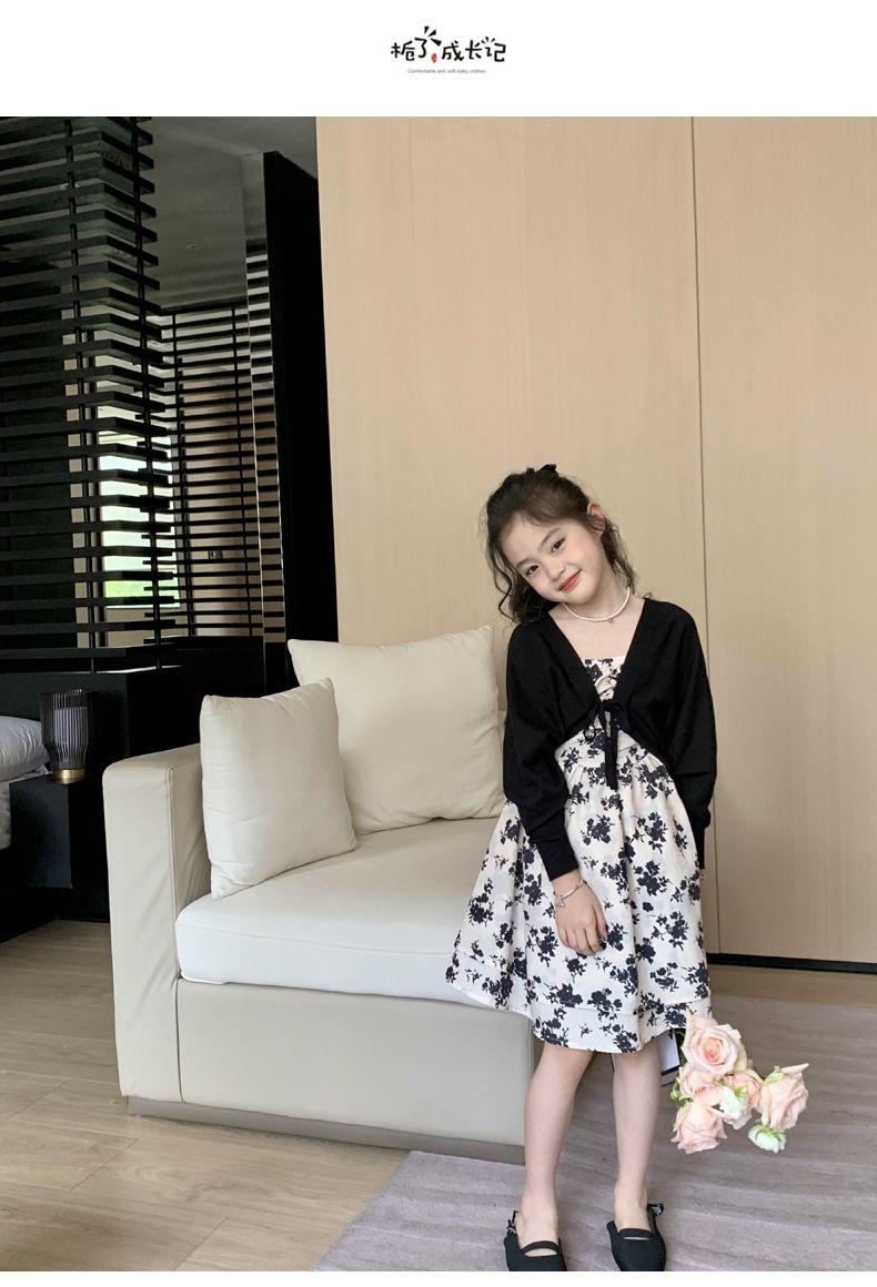 SHUANGYAN Yuanbaoth trẻ em ăn mặc thời trang phù hợp với phong cách phương Tây mùa xuân ăn mặc trẻ em gái mảnh hoa sling váy dệt kim áo choàng