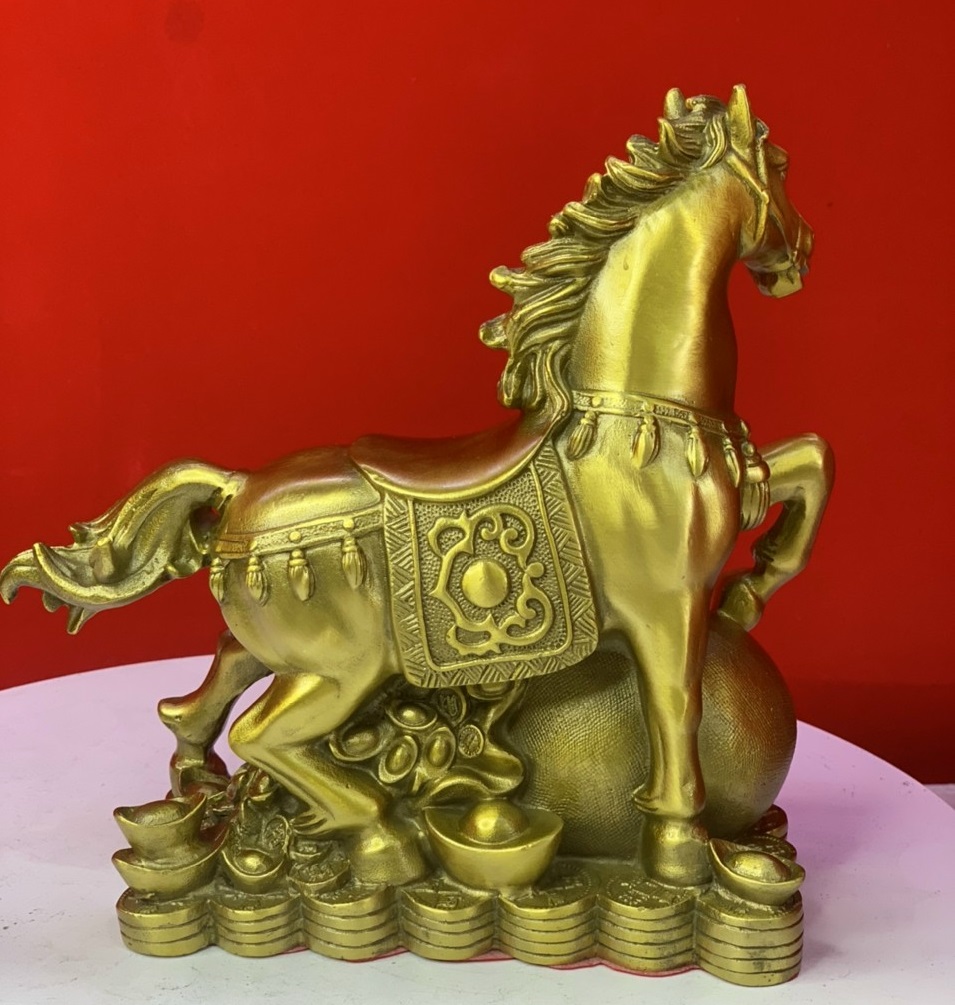 Tượng ngựa đứng trên túi tiền bằng đồng nặng 1,6kg