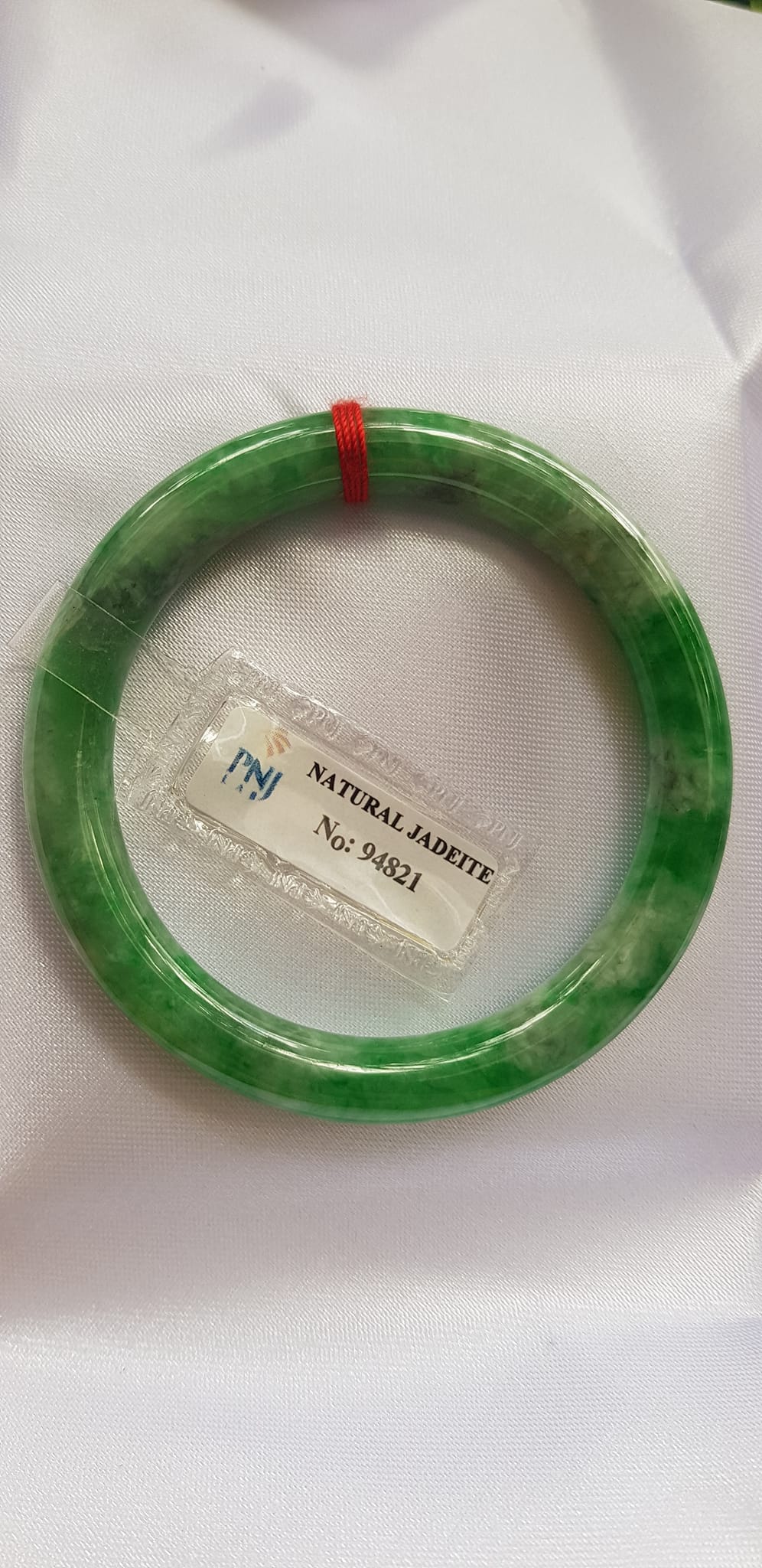 Vòng Cẩm Thạch tự nhiên Đậu Lý 48mm x cọng 7,2mm vòng kiểm định P No 94821 Màu Xanh lý tươi đậu bông trắng xíu vân phớt xám nhẹ rất xinh nữ tay nhỏ 35kg - 48kg đeo ạ