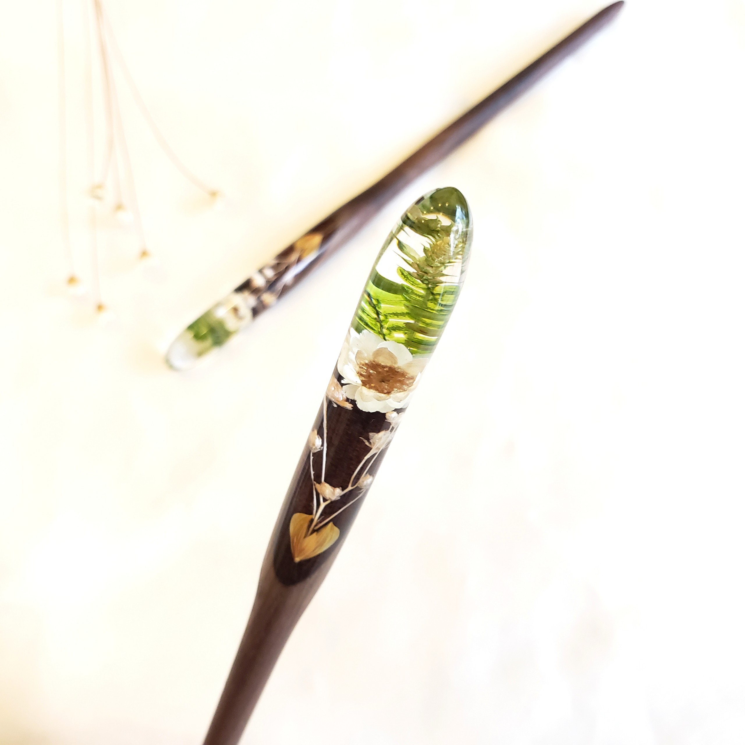 Trâm cài tóc gỗ- resin & snowy trắng