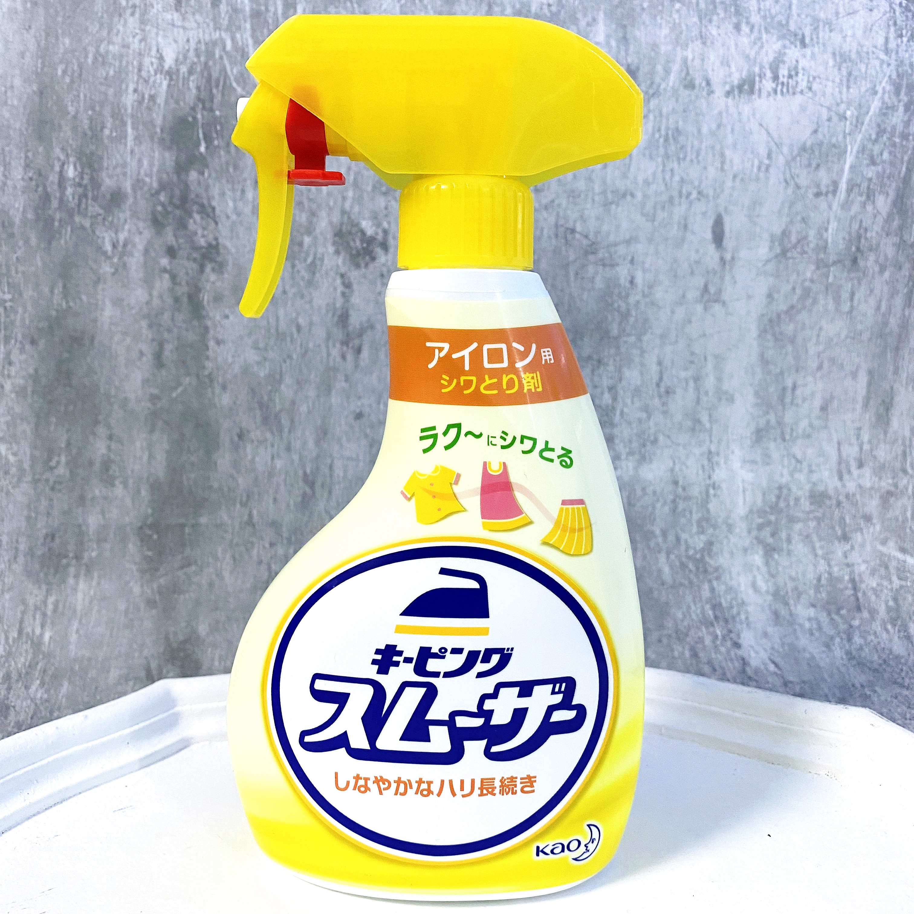 Xịt thơm làm phẳng và chống nhăn quần áo Kao Nhật Bản 400ml