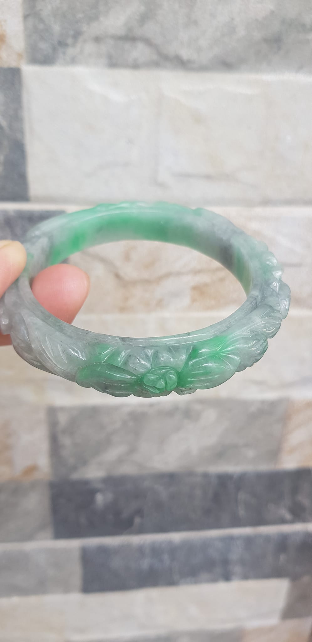 ️Vòng Cẩm Thạch tự nhiên chạm bông mai đẹp Size 56mm x Cao 12mm x dầy may mắn Màu xanh lý tươi trắng xám đẹp sang nữ 54kg - 62kg đeo ạ