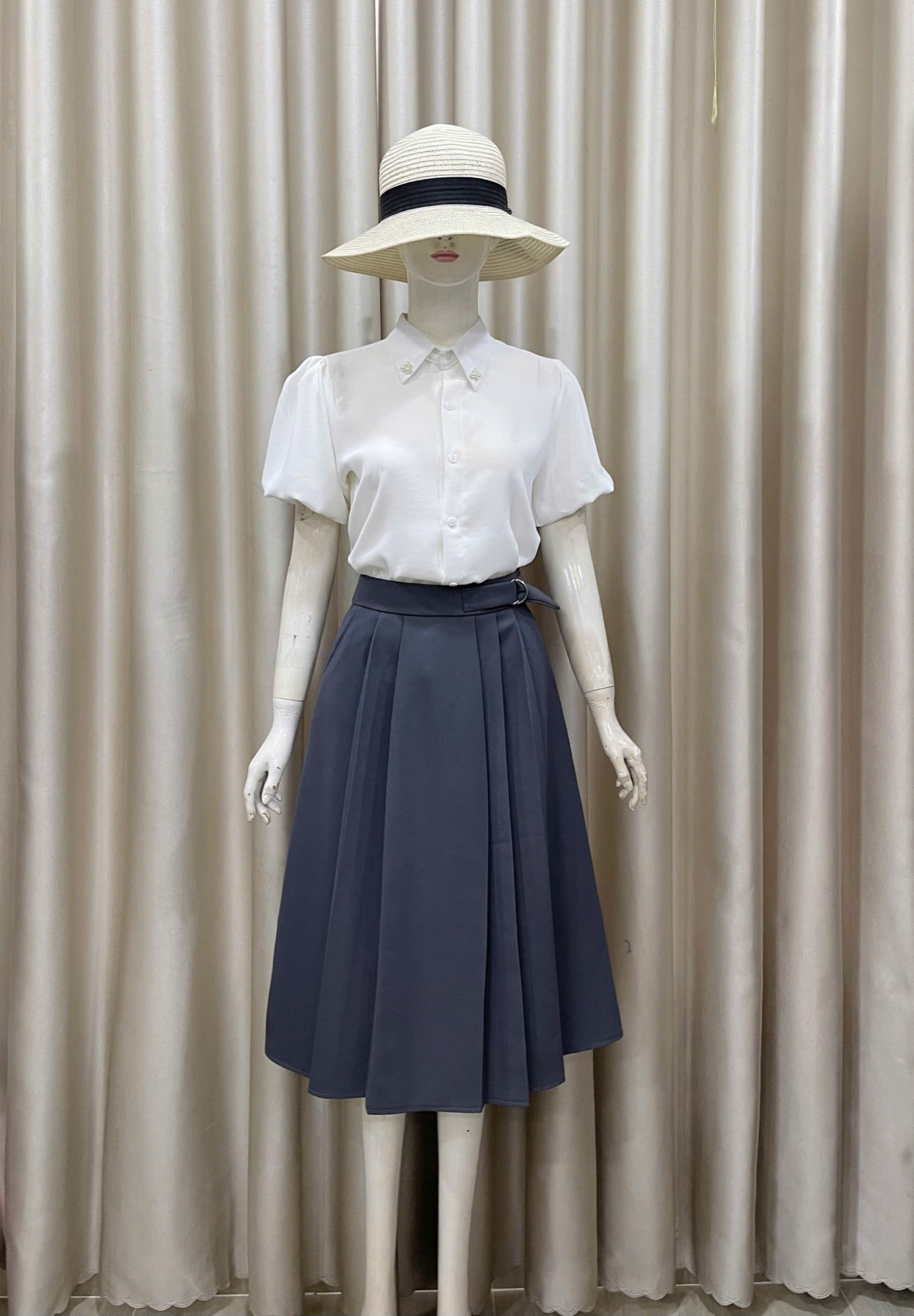 Chân váy xếp ly kèm khoen thời trang