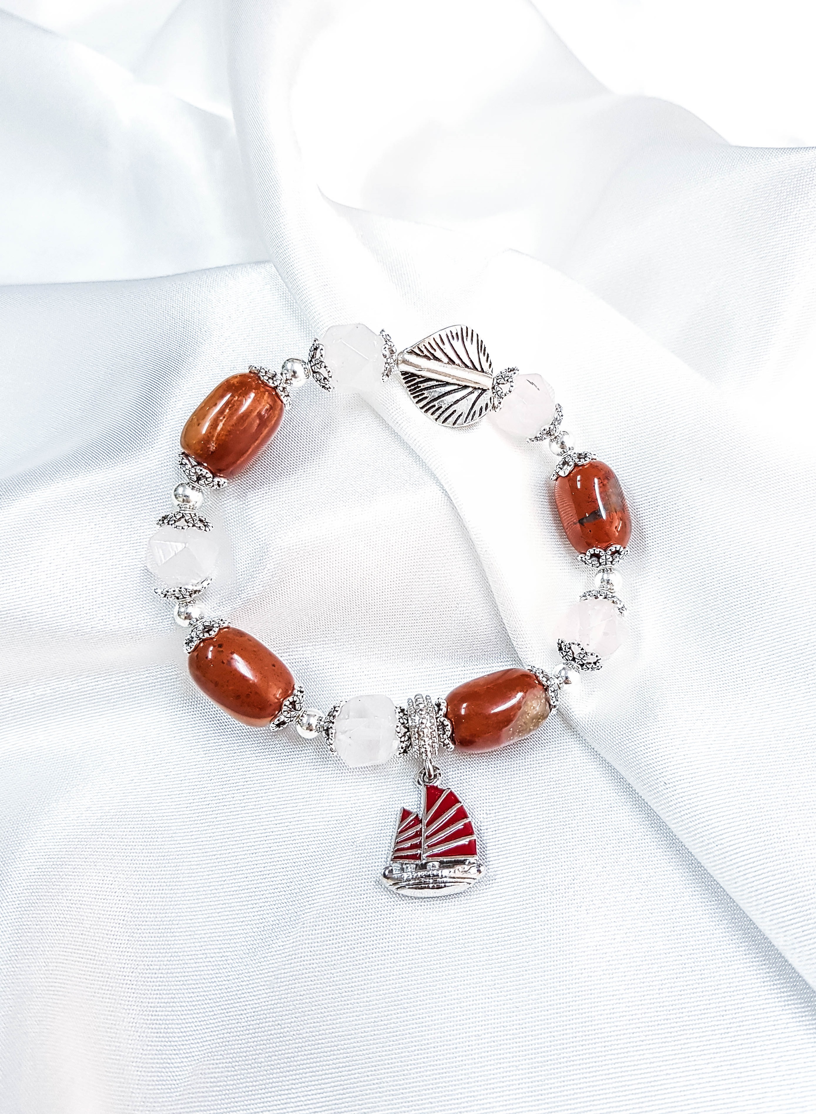 Vòng tay mệnh hỏa, thổ đá thạch anh hồng mix đá mả não + charm chiếc thuyền LAT.110