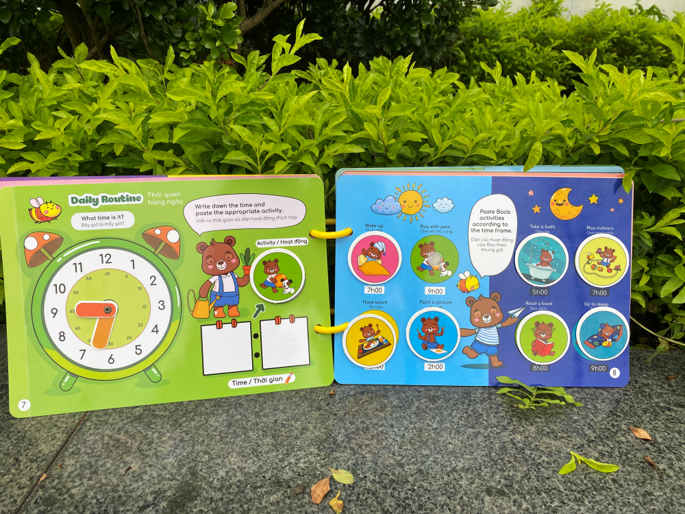 Học Liệu Bóc Dán Montessori Song Ngữ Anh Việt Beezi Book - Lalala Baby