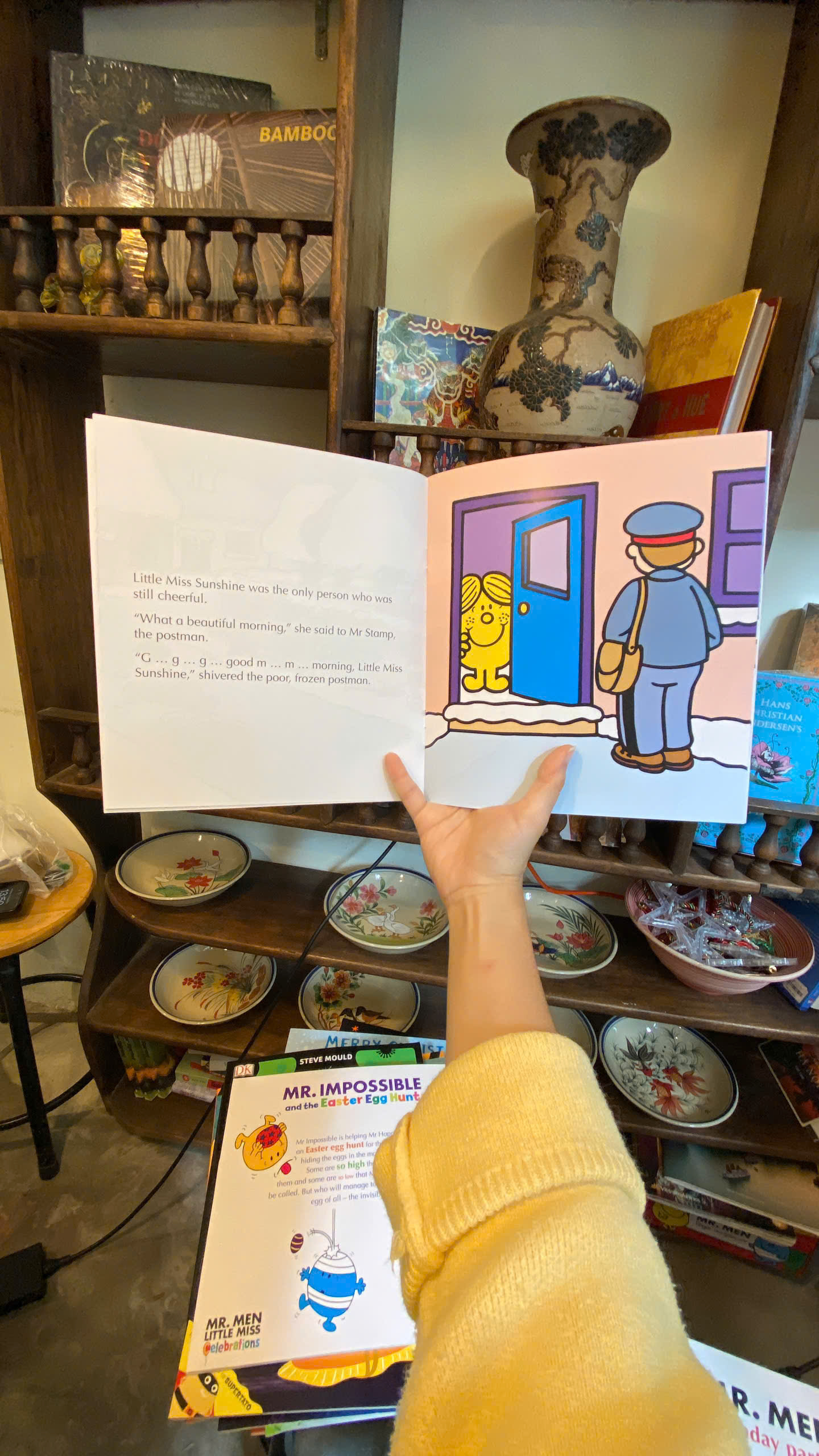 Sách - Little Miss Sunshine Cheers Everyone Up by Roger Hargreaves