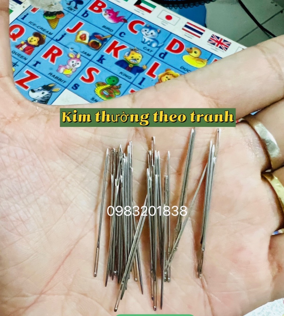 Kim thêu tranh chữ thập, kim này thường được tặng trong tranh, dễ cầm nắm, dễ thêu