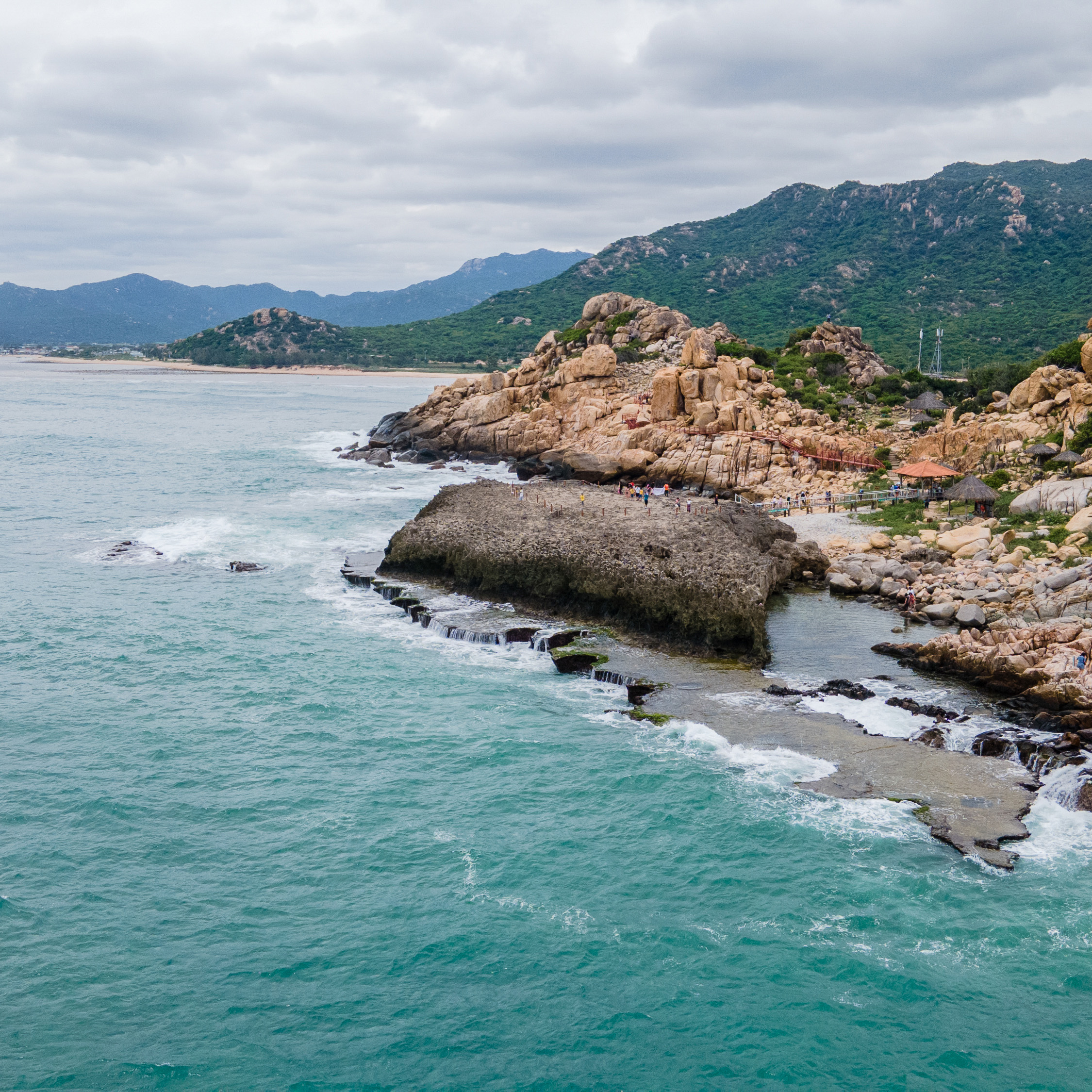 NHA TRANG: Tour Hang Rái Đồng Cừu Vĩnh Hy 1 Ngày | Khám Phá Kỳ Quan Thiên Nhiên Và Cung Đường Ven Biển Đẹp Nhất Việt Nam | Tour Trọn Gói Bao Gồm Xe Di Chuyển Từ Nha Trang+ Vé Tham Quan + Ăn Trưa Tại Nhà Bè Bình Hưng