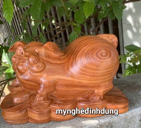 Tượng con heo (lợn ) phong thủy cầu tài lộc bằng gỗ  hương đá kt 30cm
