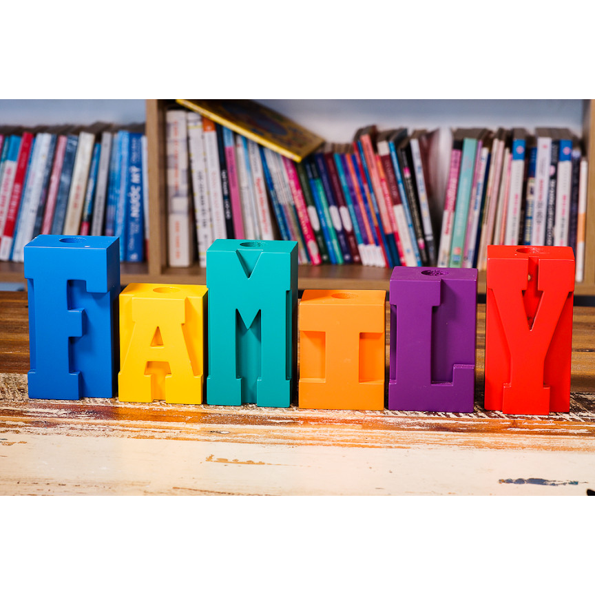 Chân nến bằng gỗ chữ "FAMILY"