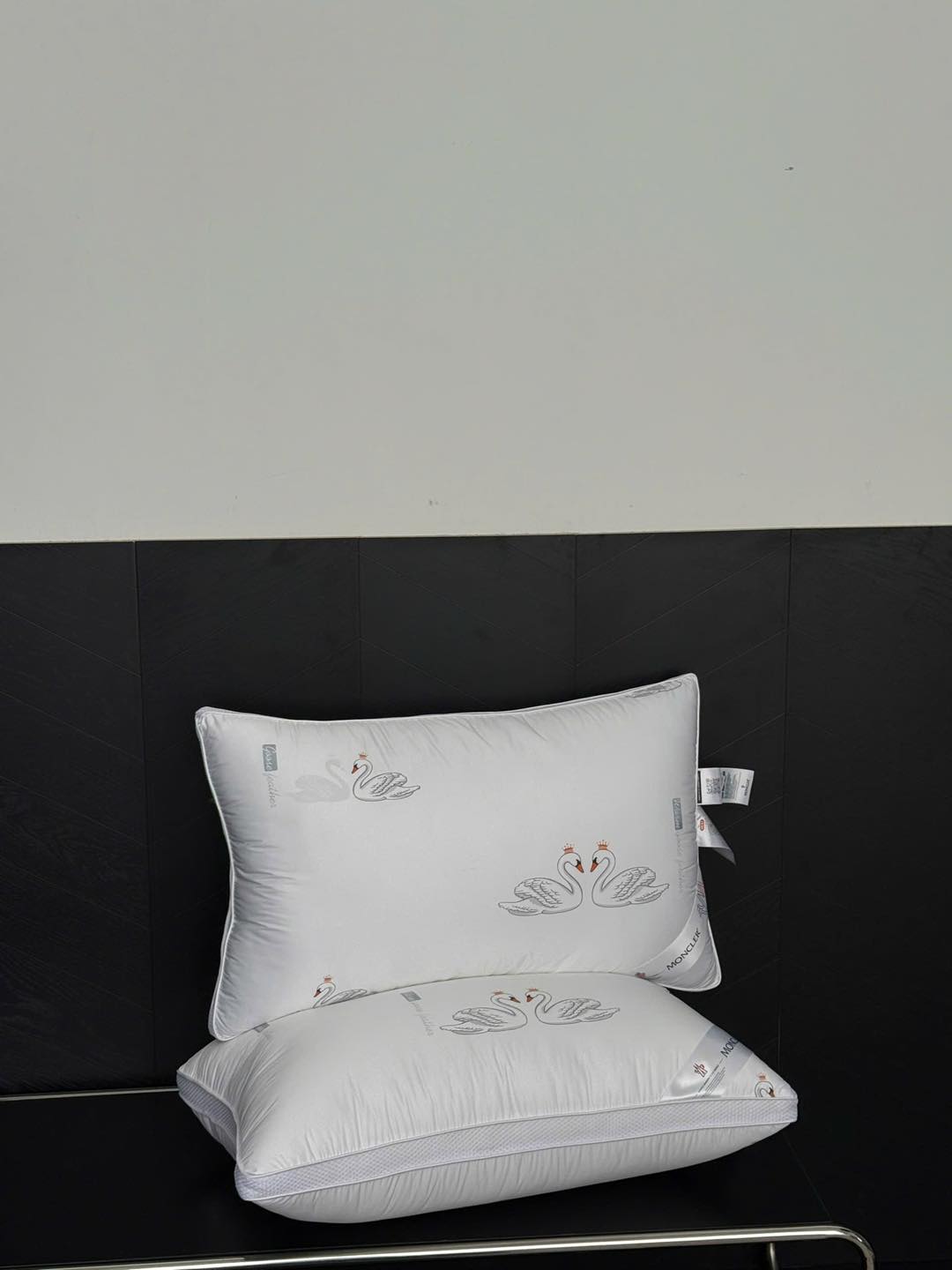 Gối Moncler size 48x74cm (đôi gồm 2 cái) Hàng chính hãng