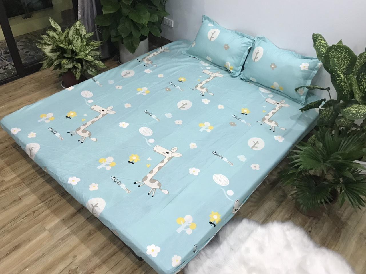 Set Ga Gối 3 Món Cotton Poly Hình Hươu Xanh ( gồm 1 ga chun và 2 vỏ gối nằm)