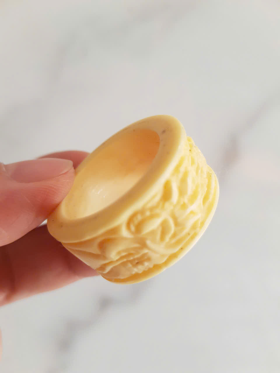 Nhẫn Càn Long Chạm Rồng Nam Giả Ngà hay Xương Mỹ Nghệ màu trắng Ni 22mm Cao 14mm Dầy 4mm Dành Cho Các Anh Nam đeo nhẫn ngón tay cái hay bất kỳ ngón tay nào ni lọt vừa tay là 22mm rẻ vẫn đẹp như thường ạ