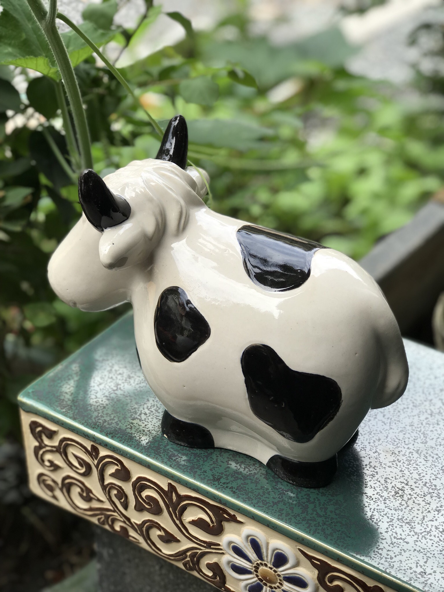 Bò sữa gốm sứ trang trí trong nhà hoặc ngoài sân vườn