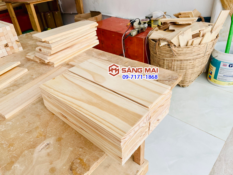 - Tấm gỗ thông mặt rộng 10cm x dày 1cm x dài 30cm + láng mịn 4 mặt