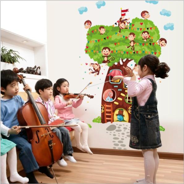 Decal trang trí Cây lớn và bầy khỉ tinh nghịch