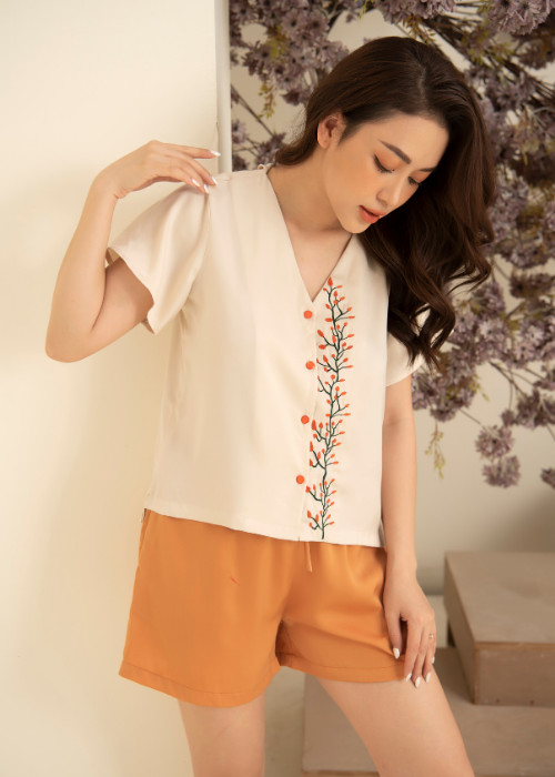 Đồ ngủ mặc nhà nữ Freedy Bộ ngắn tay lụa ngọc trai  be cam hoa thêu vạt trái
