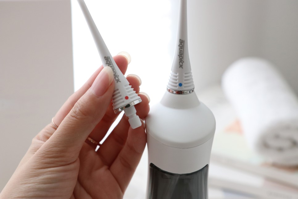 Máy tăm nước Aquapick AQ-230 cầm tay  chống nước IPX7, KDA khuyên dùng