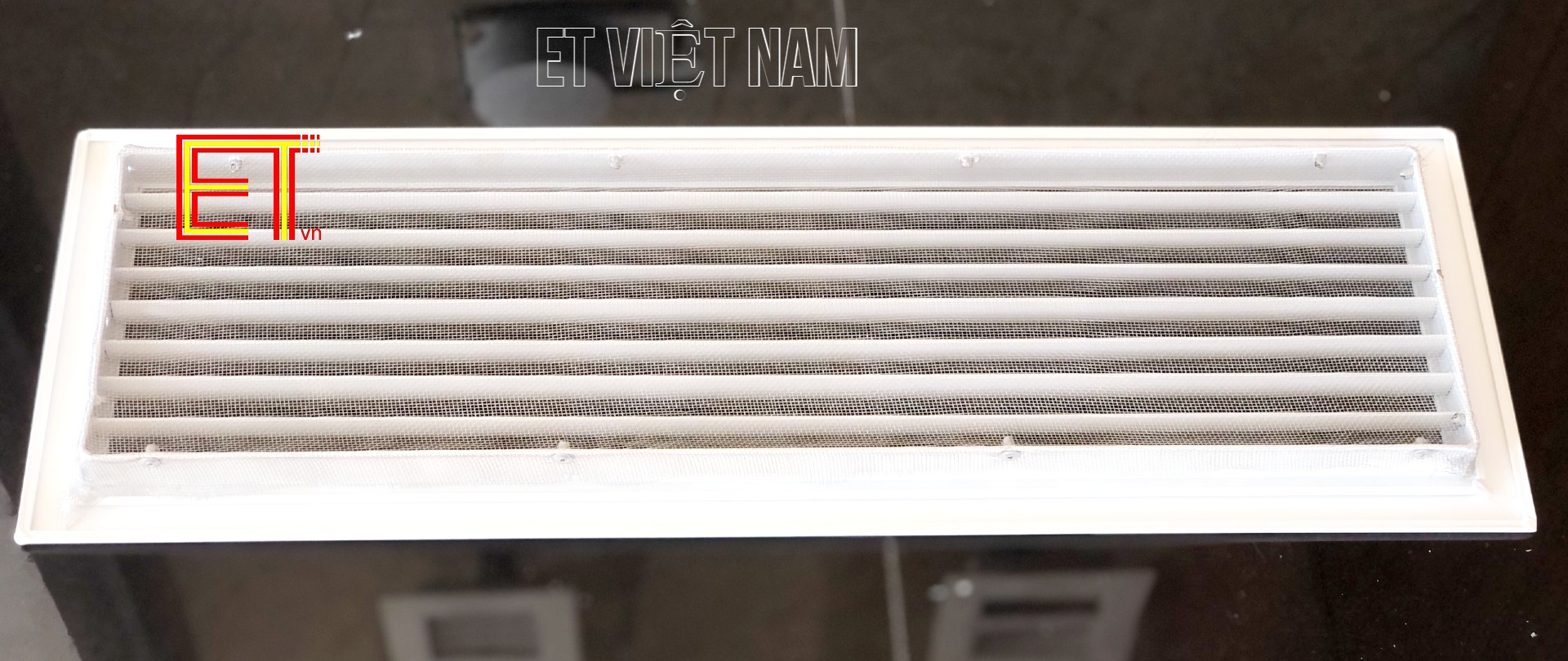 Vỉ gió cửa đi 55x15cm , chất liệu nhôm, chống chuột-muỗi-côn trùng, loại lắp trong nhà