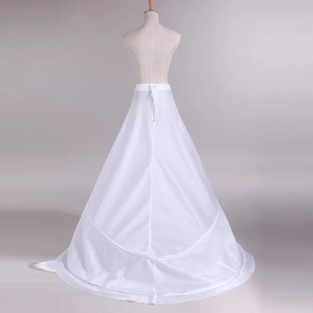 Tùng mặc trong váy cô dâu đuôi dài