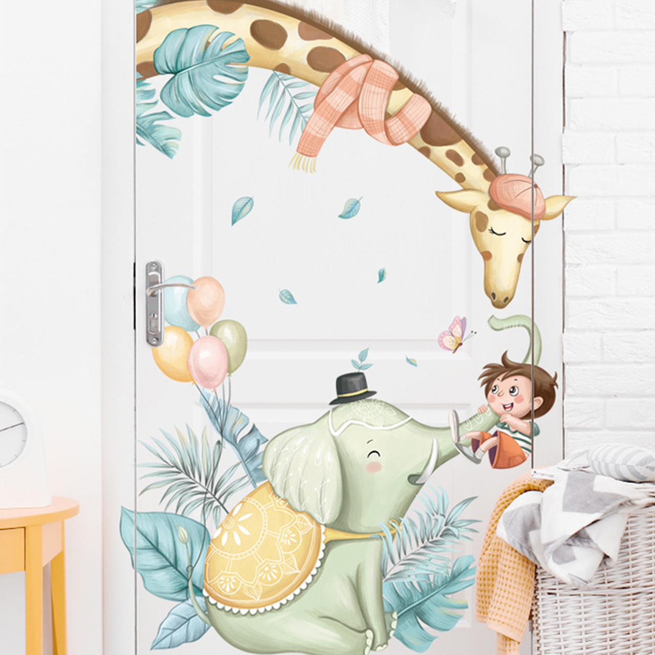 Decal dán tường trang trí phòng ngủ, lớp mầm non- Bé và bầy thú vui nhộn