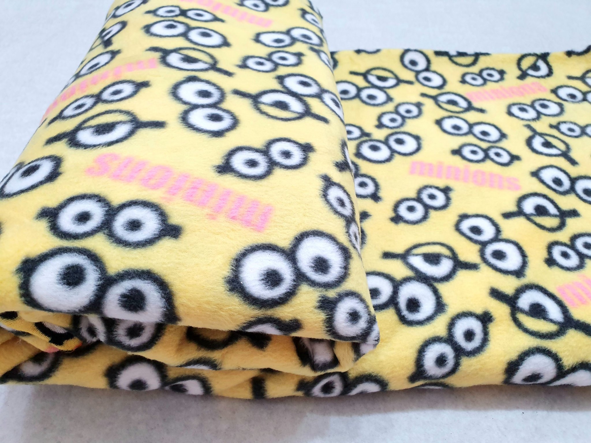 Mền nỉ cotton Minion 2m x 1m6