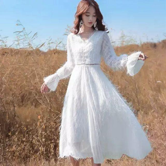 Đầm trắng bông tuyết cỏ chữ V dáng dài