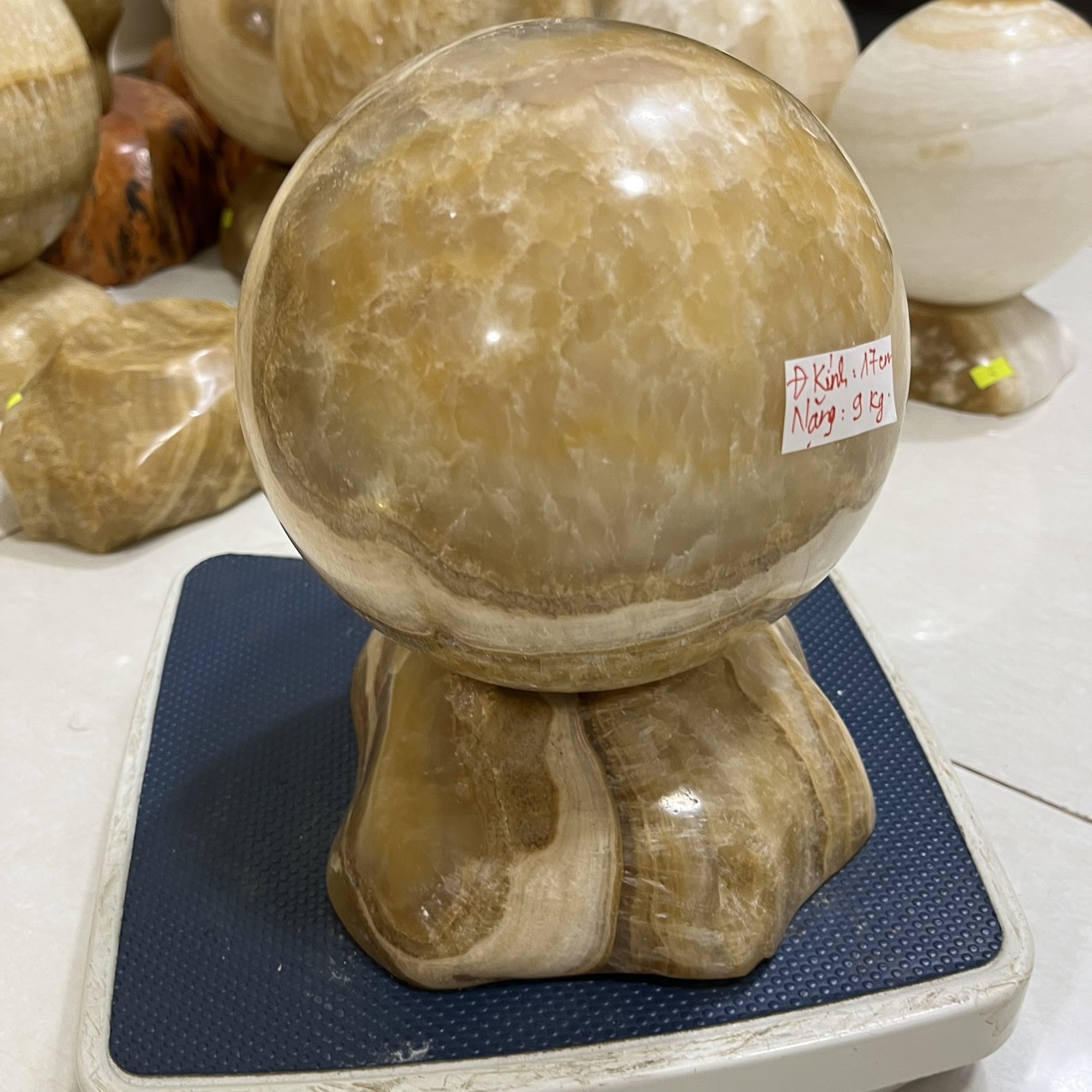 Cầu bi phong thủy đường kính 17 cm, nặng 9 kg màu vàng nâu cho người mệnh Kim và Thổ, xuyên ánh sáng