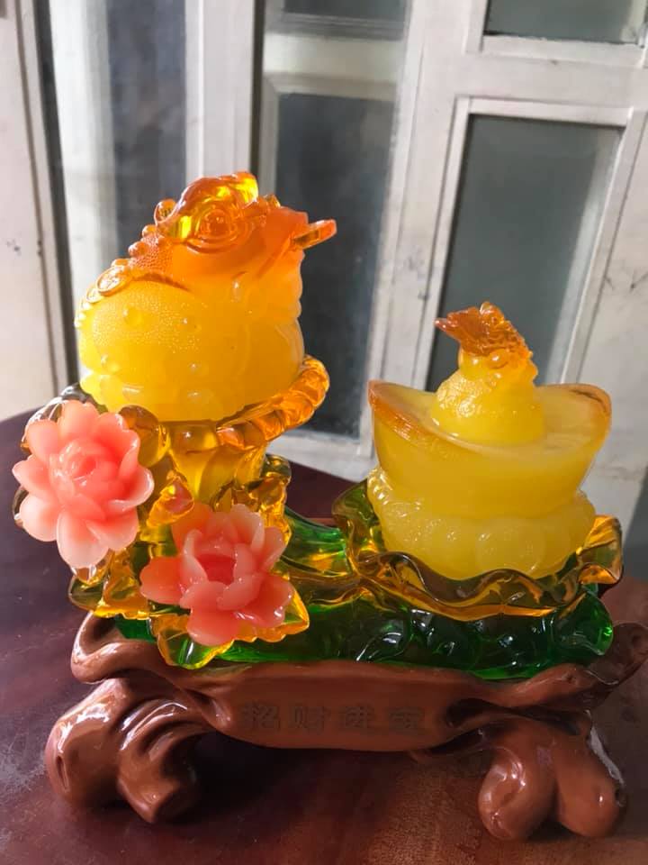 Tượng 2 Con Cóc Vàng Phong Thủy để bàn ngồi trên Thỏi Vàng To Đầy Hoa Đẹp Size Cao 20cm Ngang 20cm Sâu 11cm Hợp Anh Chị Mệnh Kim Thổ Thủy ạ