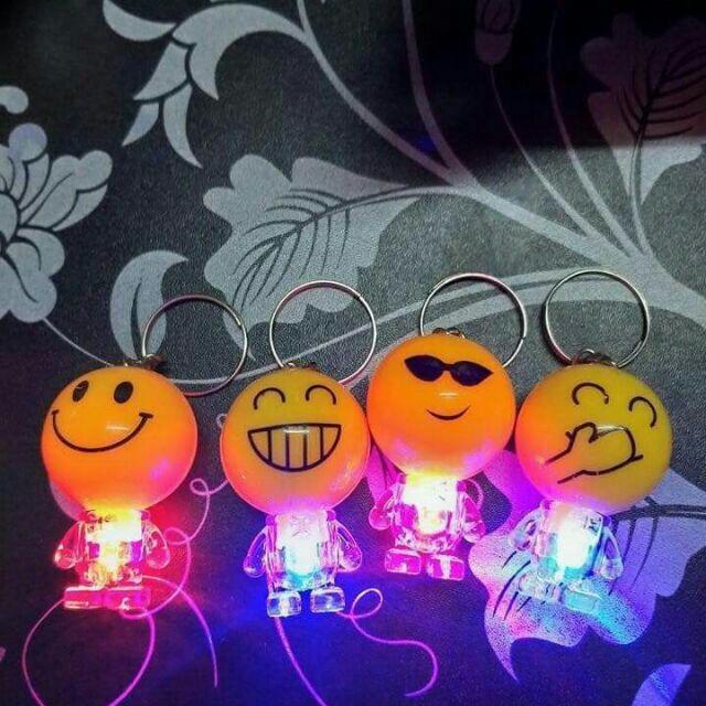 Móc khóa mặt cười Emoji có đèn phát sáng-Móc khóa mặt cười Emoji có đèn phát sáng-Móc khóa mặt cười Emoji có đèn phát sá