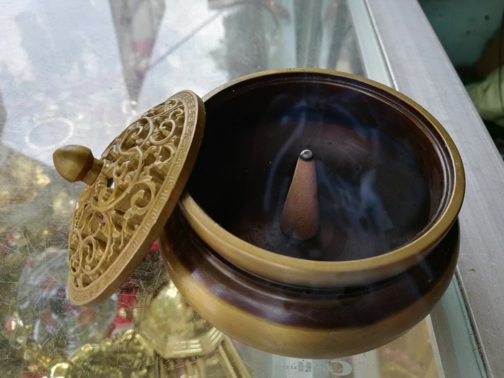 Lò đốt trầm vàng nâu dày nét