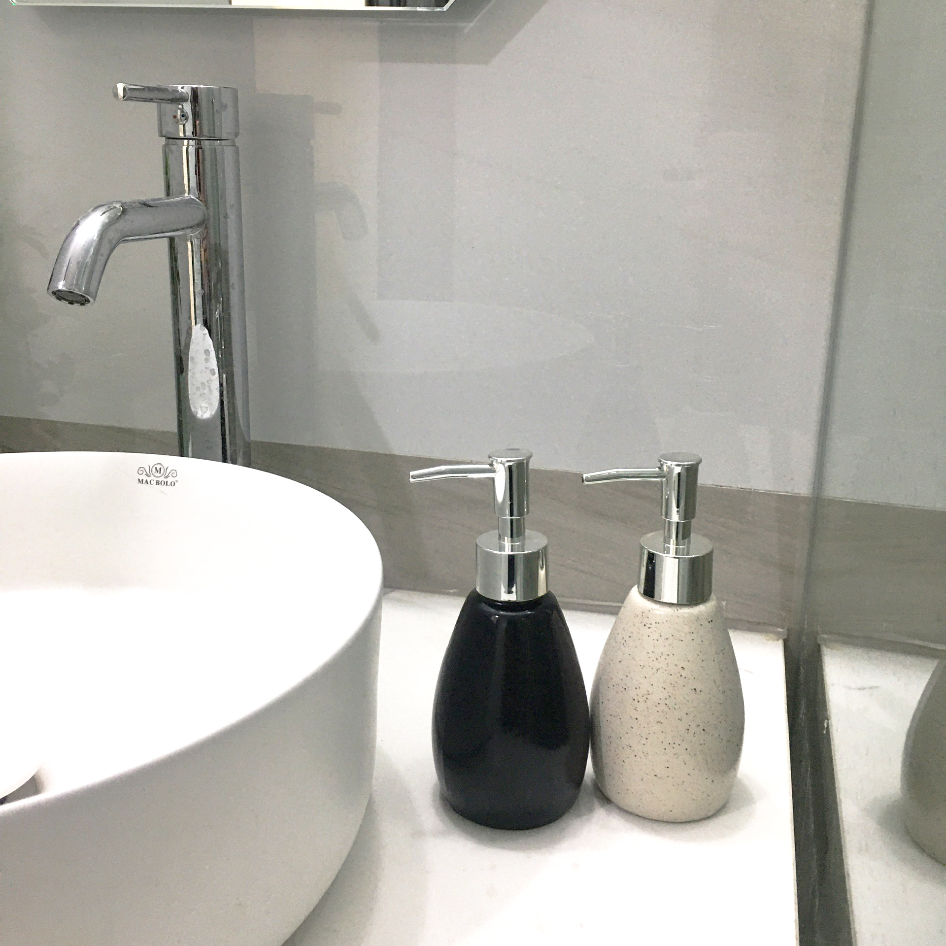 Bình đựng dầu gội sữa tắm nước rửa tay khách sạn bằng sứ cao cấp - dáng xoài
