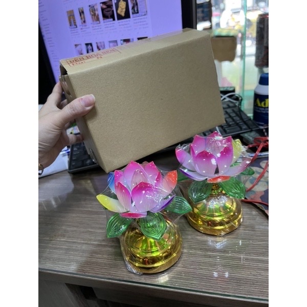 Set  2  đèn hoa sen  nhựa   để bàn thờ ,  7 màu rất đẹp  và  sang trọng giúp cho không gian thờ phụng trở nên sinh động và ấm áp hơn 