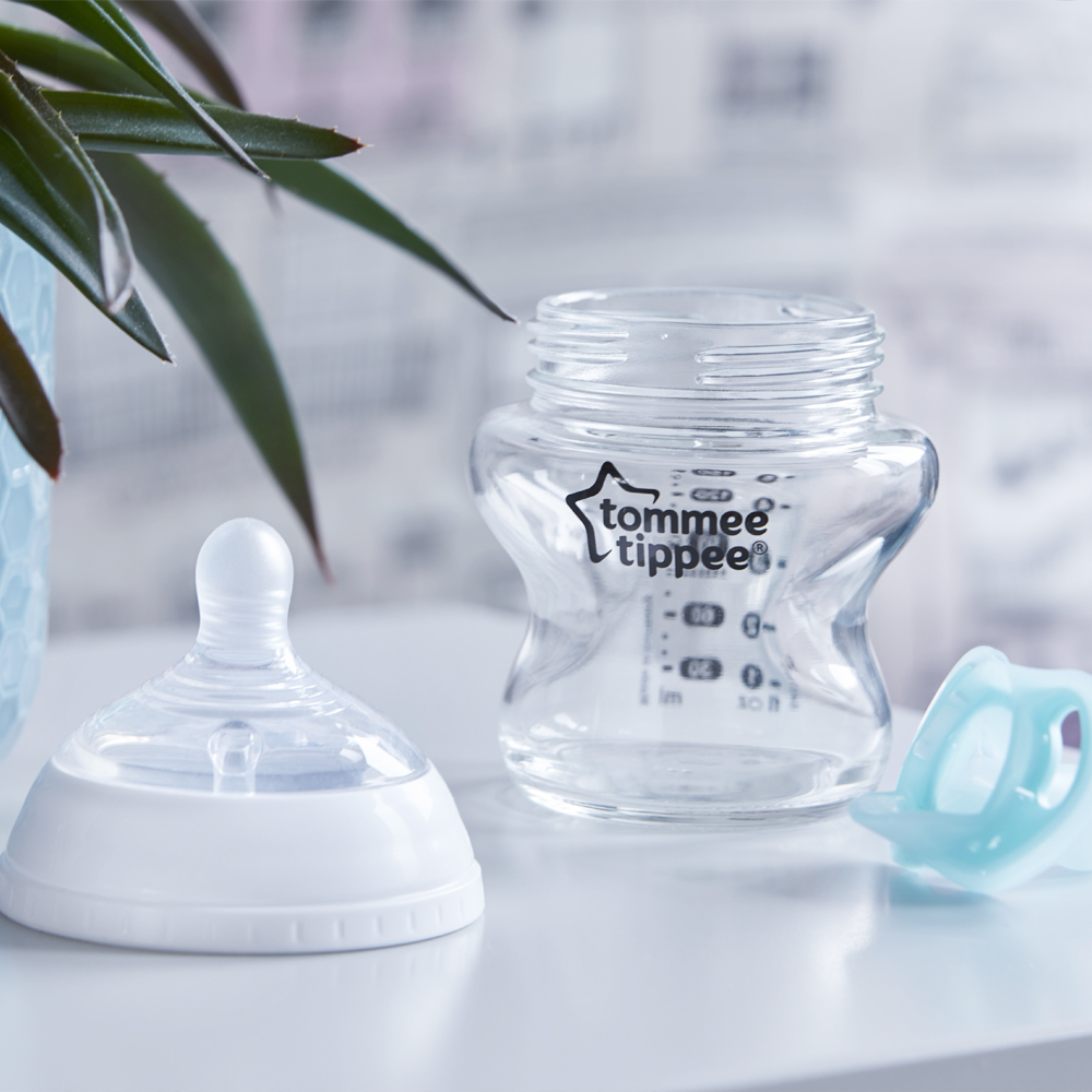 COMBO Bình sữa thủy tinh ty siêu mềm tự nhiên Tommee Tippee Closer to Nature 150ml, núm ty đi kèm 0-3 tháng &amp; Ty ngậm silicon siêu nhẹ cho bé Tommee Tippee Ultra Light 0-6 tháng (vỉ đôi) - Xanh dương/Trắng