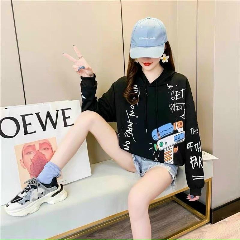 Áo hoodie pe nỉ ngoại có nón chất vải dày dặn và mềm mịn in hình tàu bay siêu kute, có 2 màu trắng đen