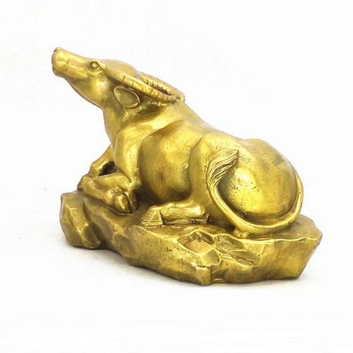 Tượng con Trâu màu vàng, chất liệu nhựa, tượng cứng cáp, bền đẹp, dùng trưng bày bàn sách, bàn làm việc thêm phong thủy, may mắn, tài lộc - SP005039