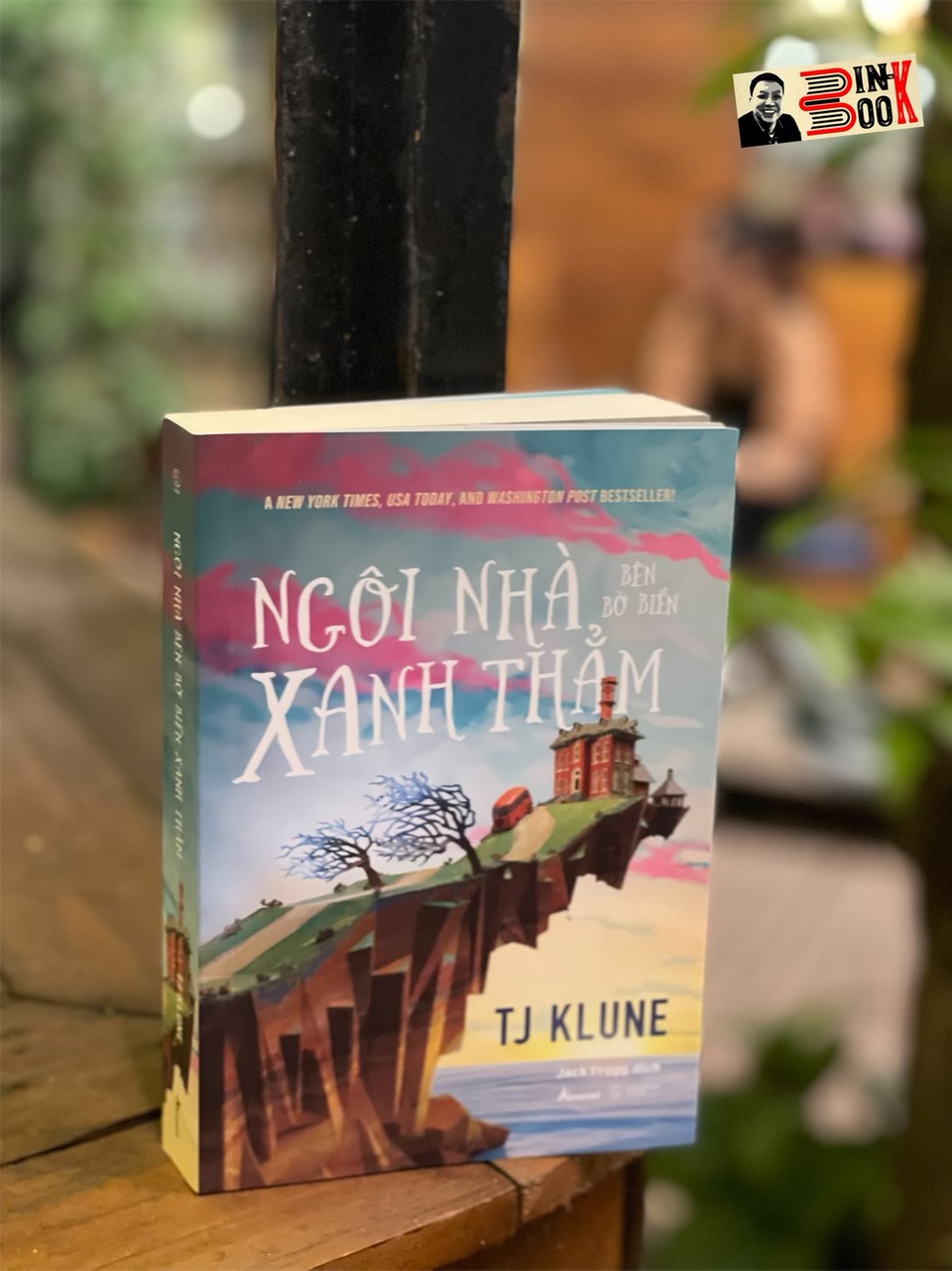NGÔI NHÀ BÊN BỜ BIỂN XANH THẲM – TJ Klune – Jack Frogg dịch – Asbooks – AZ Vietnam – NXB Thế Giới
