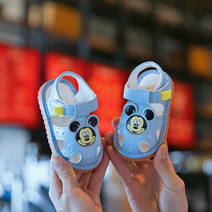 Giày tập đi - Sandal cho bé trai bé gái tập đi hình chuột Mickey đế mềm chống trơn trượt, phát tiếng kêu G33