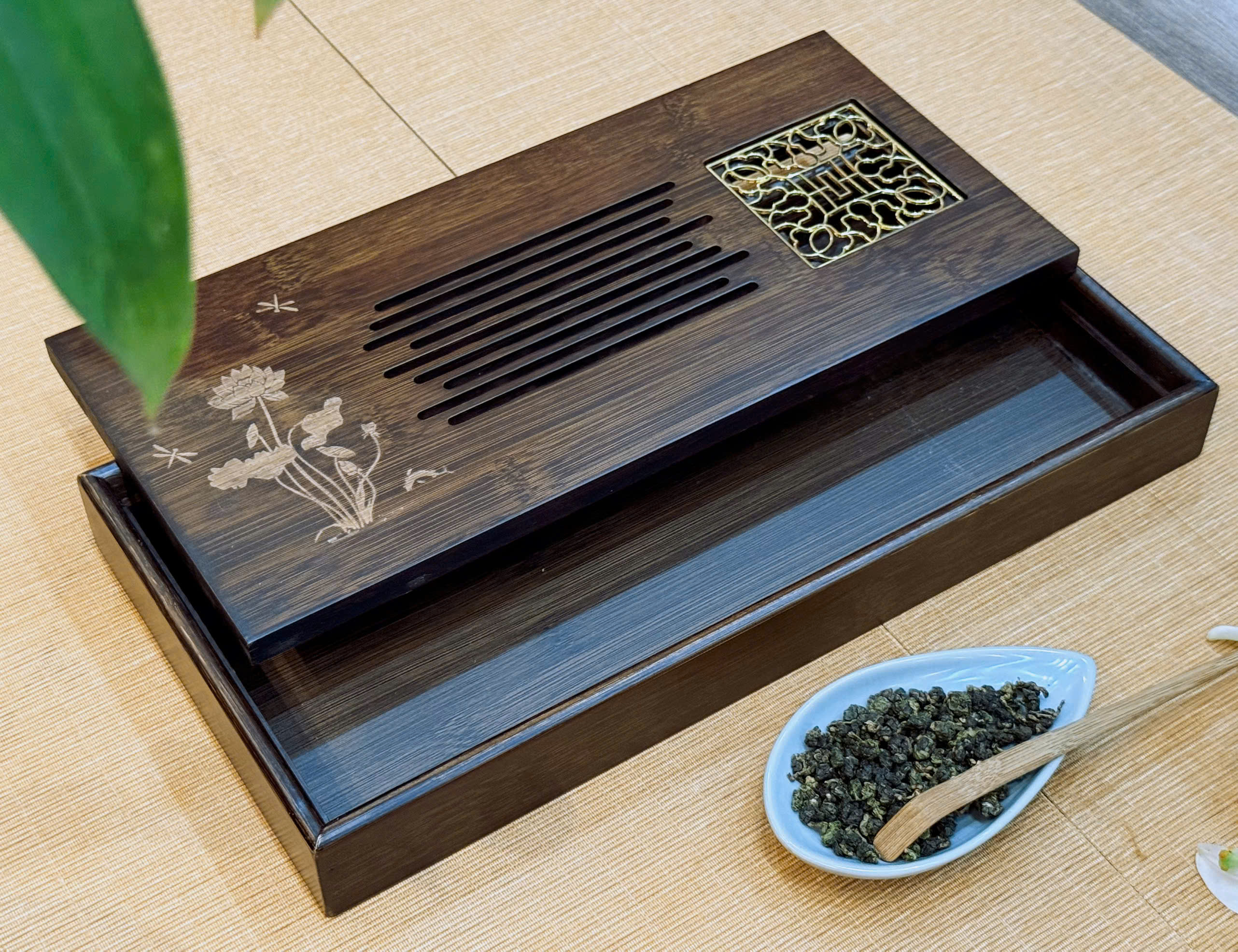 KHAY TRÀ TRE HUN KHÓI - KHẮC SEN CHUỒN - KHAY TRÀ BỀN BỈ