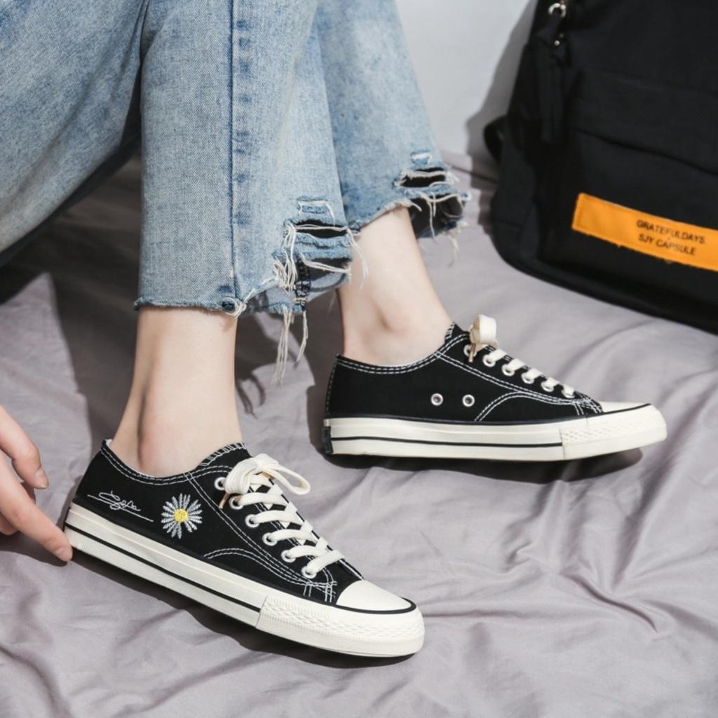 Giày thể thao cổ thấp thêu cầu vồng
