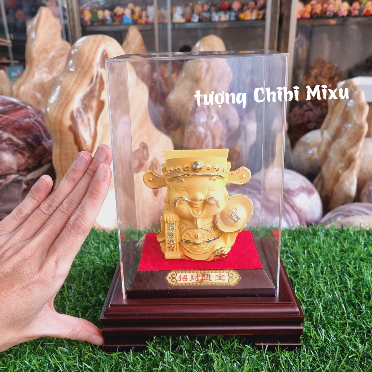 Tượng Thần Tài phủ cát may mắn trong lồng kính mica