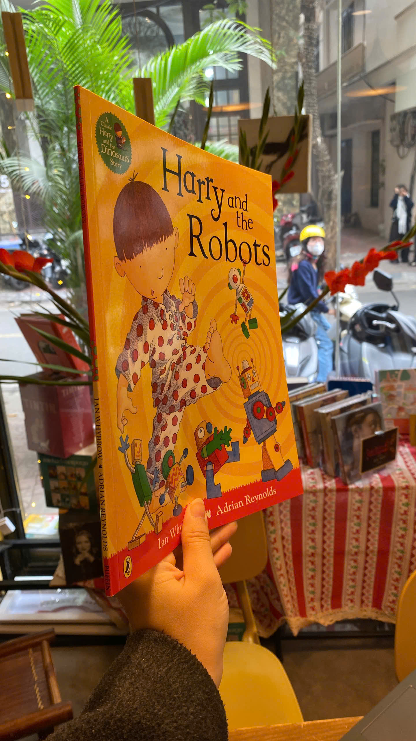 Sách - Harry and the Robots by Adrian Reynolds | Children's English Picture Book