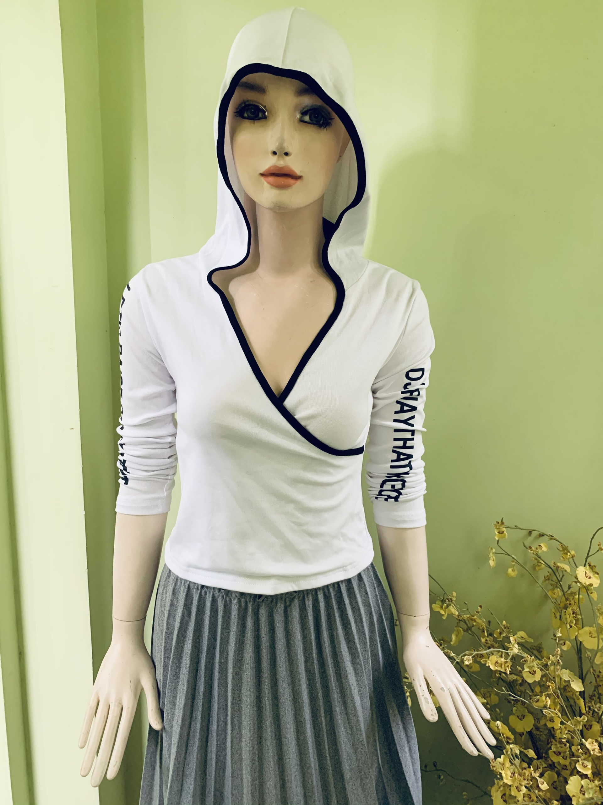 Áo thun body có nón tay dài in chữ
