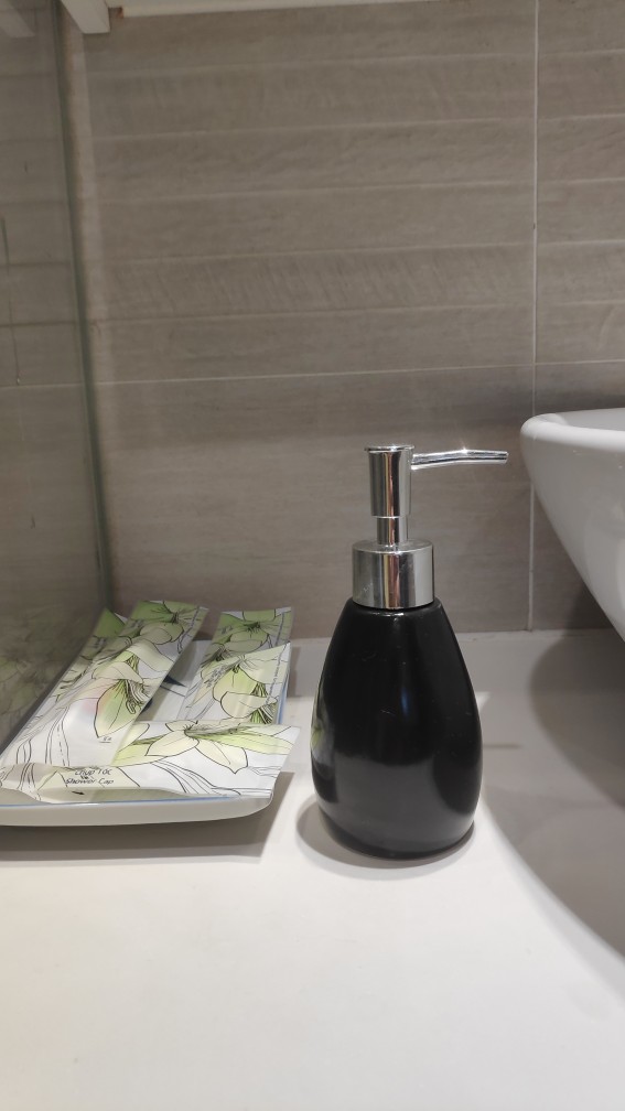 Hình ảnh Bình đựng dầu gội, dầu xả, sữa tắm, nước rửa tay khách sạn bằng sứ đẹp màu đen trắng - 300ml