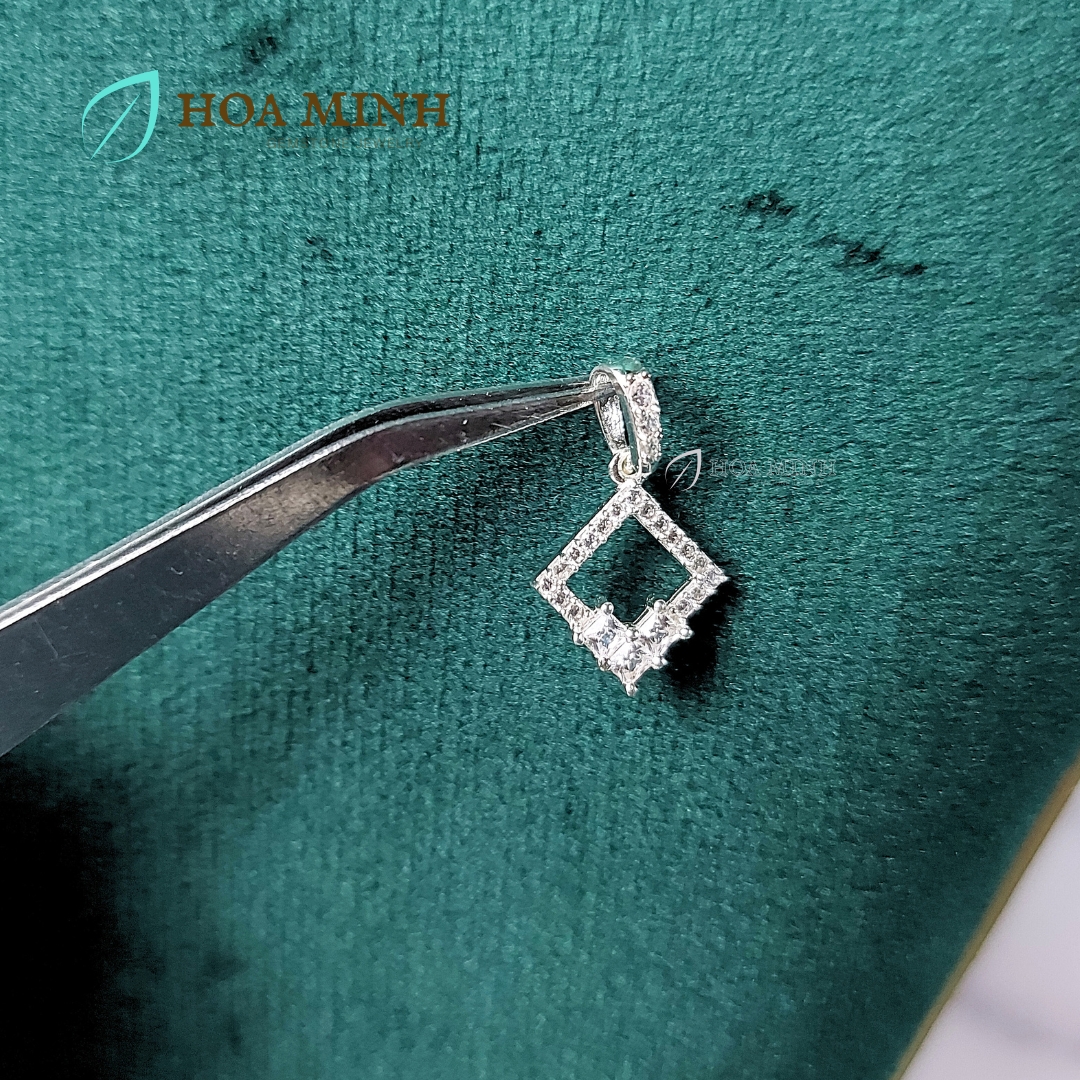 Mặt dây chuyền kiểu hình thoi viền đính đá chất liệu bạc