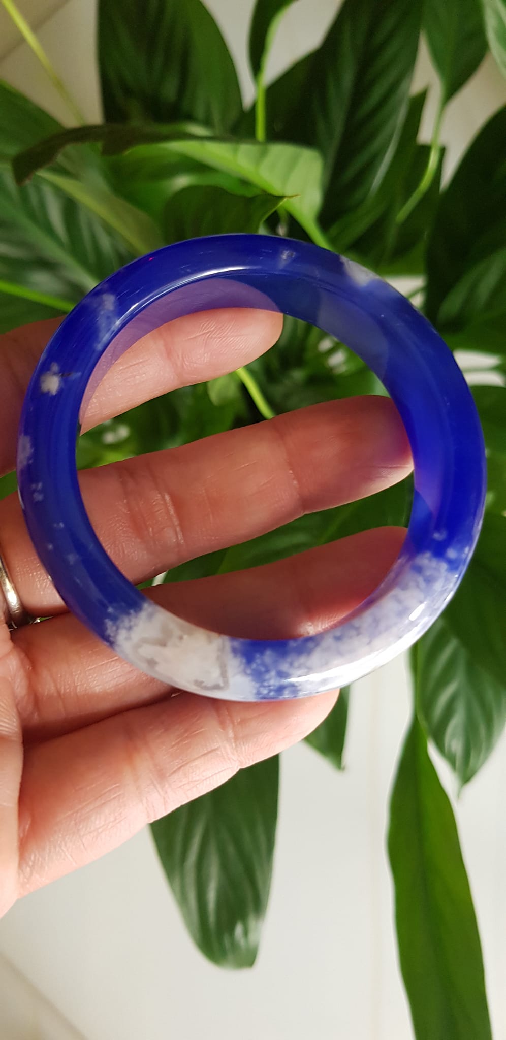 Vòng tay Nữ Bản Hẹ Mới Đá Mã Não Xanh Dương Đậm Bông Tuyết rất là đẹp ạ Vòng Ni 50mm x Cao 14mm x dầy 8mm Nữ mệnh Thủy mệnh Mộc Cân nặng 47kg - 51kg đeo xinh tay đẹp lắm ạ