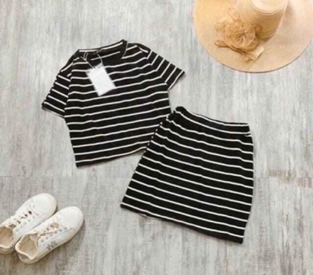 SET ÁO THUN CROPTOP KÈM CHÂN VÁY SỌC CÓ QUẦN