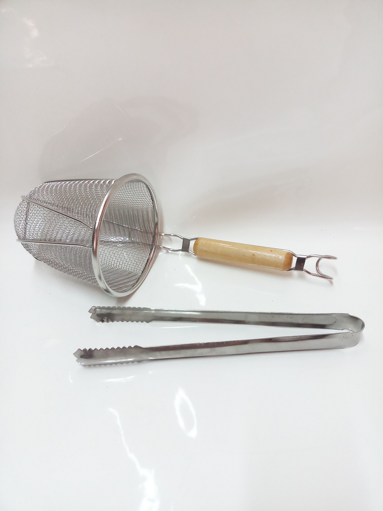 VỢT INOX CÁN GỖ TRỤNG HỦ TIẾU,MÌ,RAU CỦ,XƯƠNG,THỊT TẶNG KÈM MỘT GẮP INOX CAO CẤP.