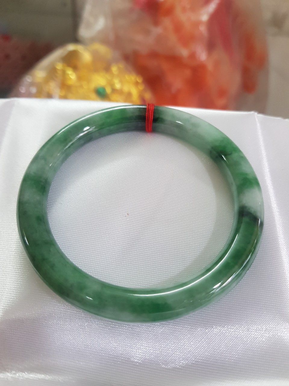 Vòng Cẩm Thạch tự nhiên mới cao cấp đẹp Đậu Lý Sịn Sao 54mm x cọng 8mm màu xanh đậu lý đậm nhạt điểm trắng nhẹ đẹp bóng nữ 53kg - 60kg đeo rất đẹp sang tay món quà tặng Mẹ , Vợ người thân ý nghĩa ạ