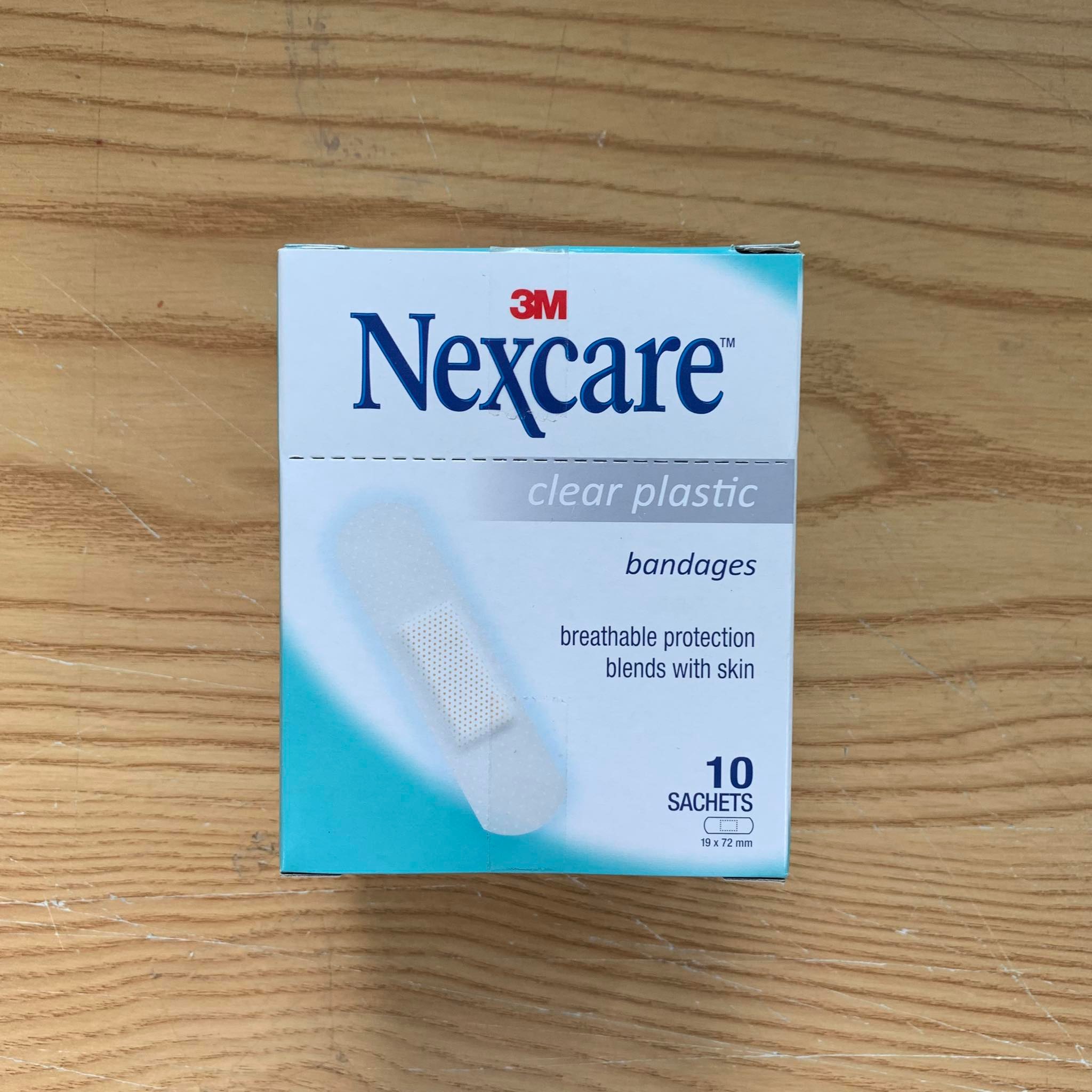 Hộp băng keo cá nhân trong suốt 3M Nexcare Clear, 10 miếng/gói, 10 gói/ hộp, sản xuất tại Thái Lan